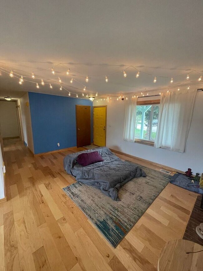 Building Photo - Spacious 3 Bed 1 Bath House in West Fort C...