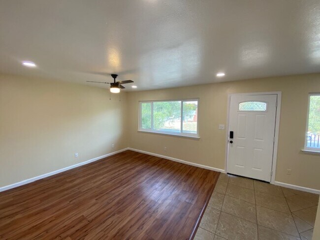 Foto del edificio - 5712 Kenneth Ave