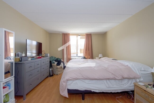 Building Photo - Modern, Spacious Allston Apt w/ Washer & D...