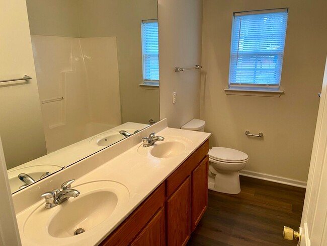 Building Photo - 13804 Circle Dr