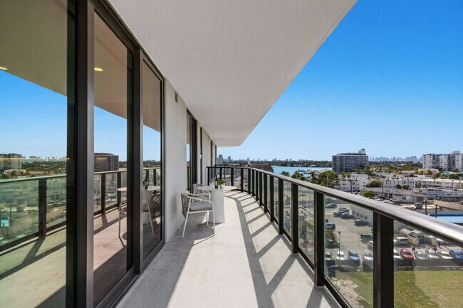 Foto del edificio - 7144 Byron Ave