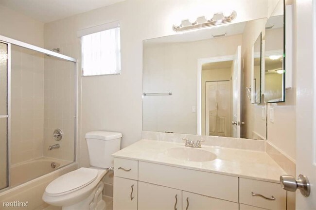 Building Photo - 3 br, 2.5 bath House - 4852 NW 15th St