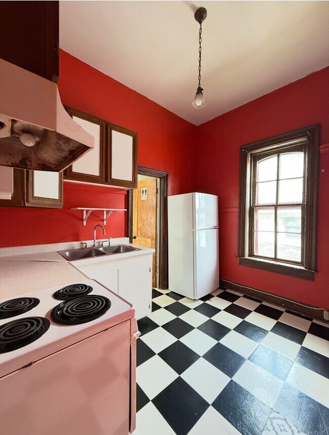 Foto del edificio - LARGE....2 Bedroom 1 Bath