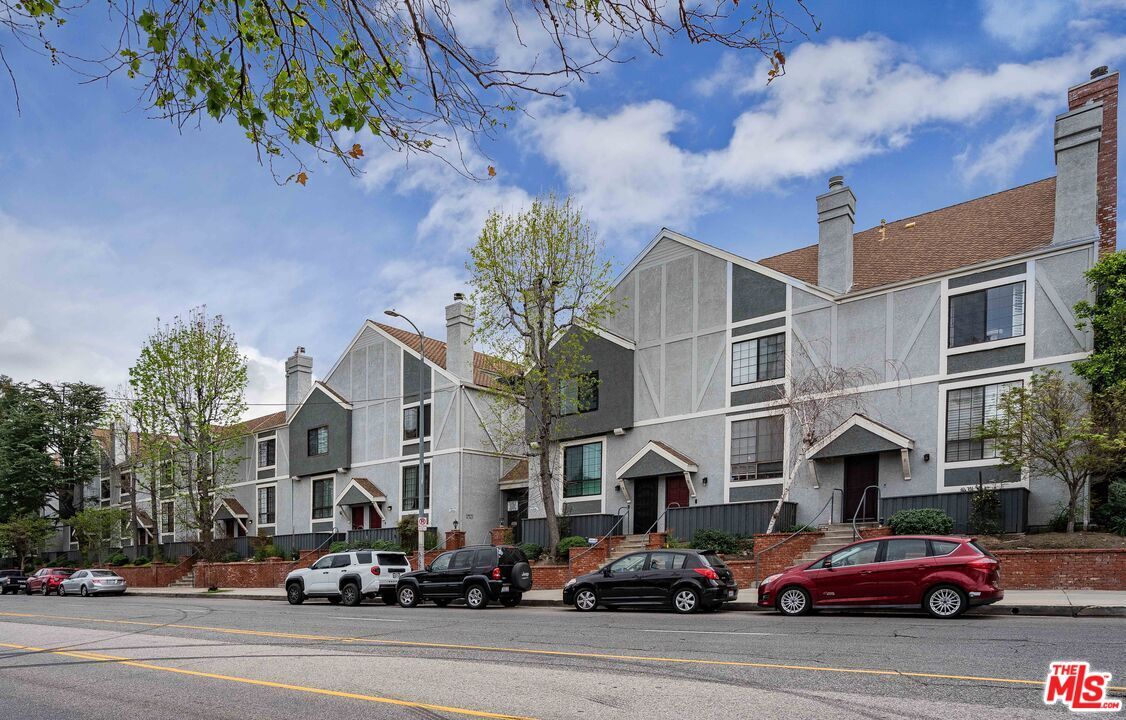 Primary Photo - 18100 Burbank Blvd