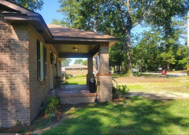 Foto del edificio - 1574 Colonial Dr