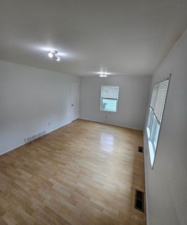 Building Photo - Spacious 3 Bed / 2 Bath Home in Kansas City!