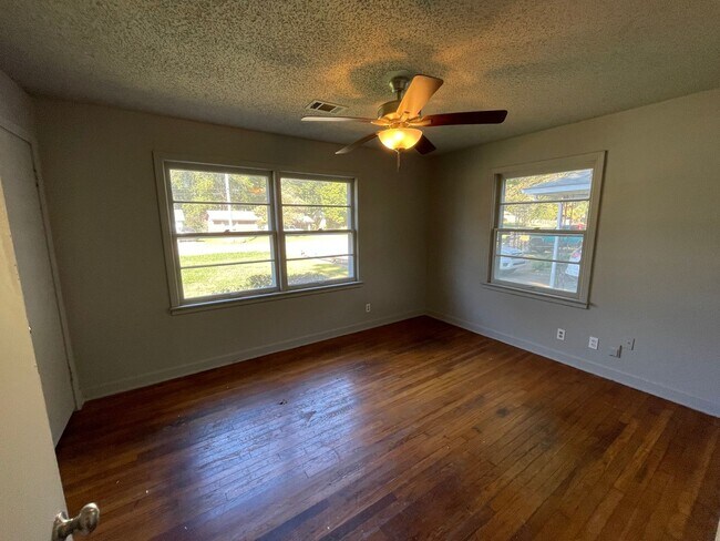 Foto del edificio - 1303 Warner now available for lease! 3 bed...