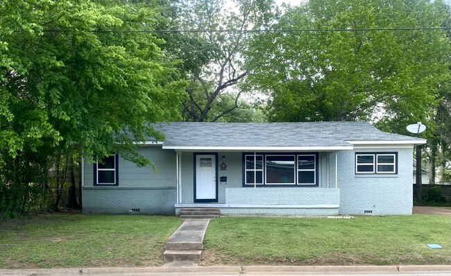 Building Photo - 802 E Goliad Ave