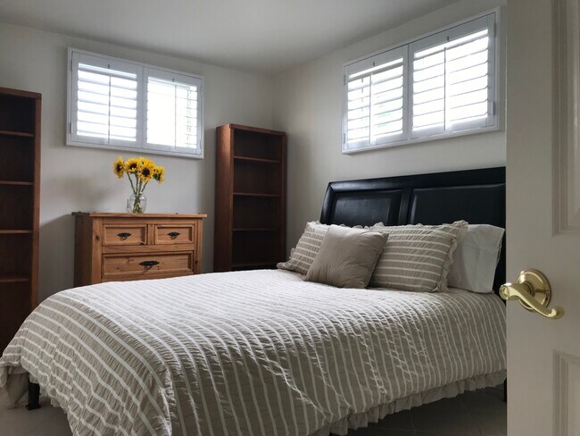 Una habitación con persianas tipo plantation y armarios Elfa personalizados - 216 Onyx Ave