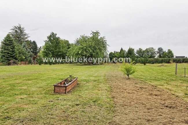 Building Photo - 4 Bed, 2 Bathroom,  2 Acre Multi-Generatio...