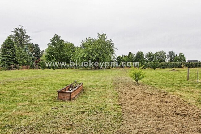 Foto del edificio - 4 Bed, 2 Bathroom,  2 Acre Multi-Generatio...