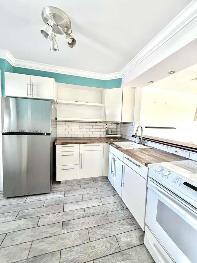 Foto del edificio - 1530 NE 191st St