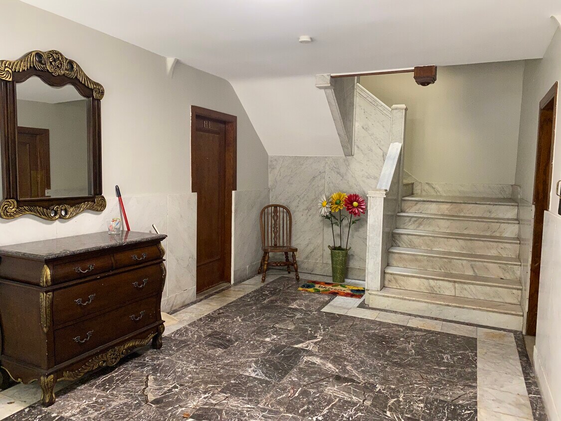 Lobby/Apt Door - 4512 Westminster Pl