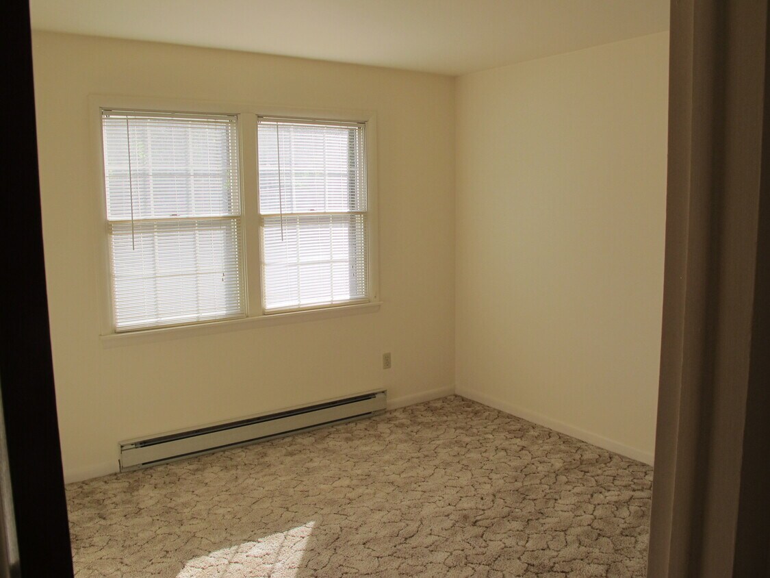 Building Photo - 605 Maple St