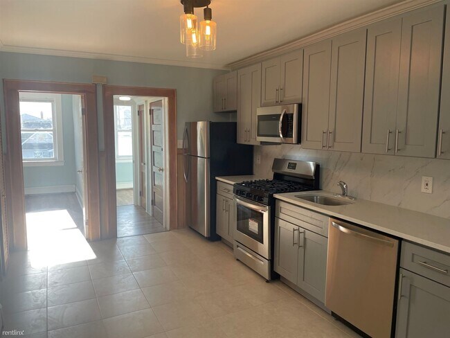 Building Photo - 2 br, 1 bath Duplex - 26 King Street 2