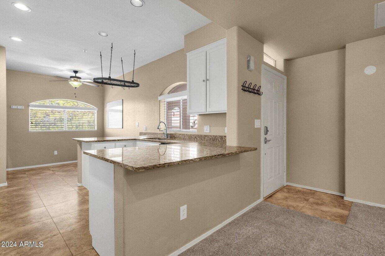 Foto del edificio - 8653 E Royal Palm Rd