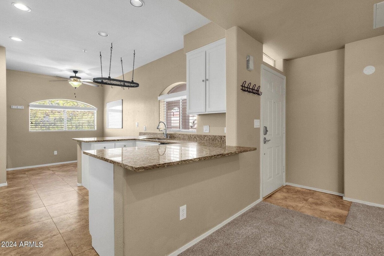 Building Photo - 8653 E Royal Palm Rd