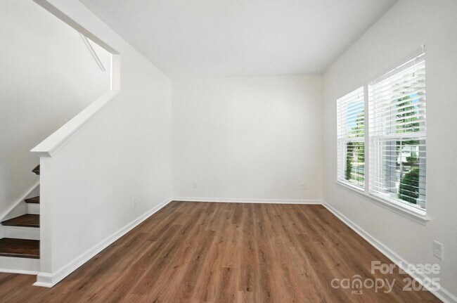Building Photo - 2031 Hamil Ridge Dr