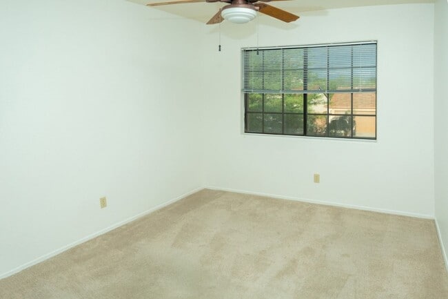 Building Photo - 3 Bedroom, 2.5 Bath