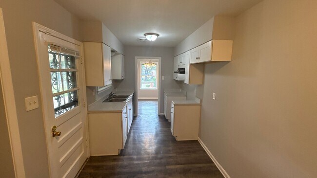 Building Photo - 3032 Queensgate Ave