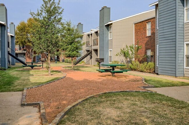 Área de picnic al aire libre de Oak Tree Village Apartments - Oak Tree Village