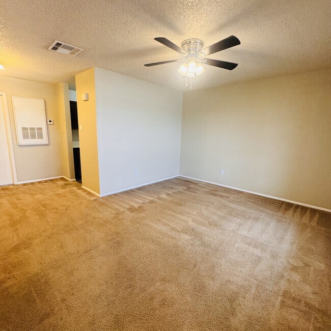 Foto del edificio - 6824 Camden Ln