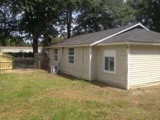 Building Photo - **AVAILABLE NOW**3 BEDROOM  / 1 BATHROOM H...