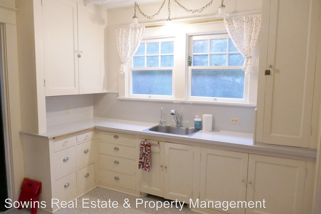Building Photo - 3 br, 1.5 bath House - 445 W. Marine Dr.