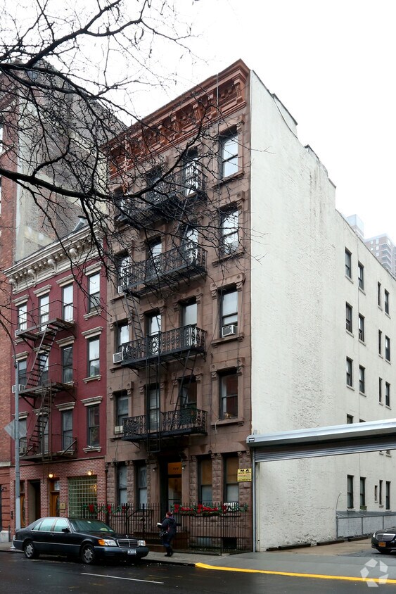 426 c/área 45th St - 426 W 45th St