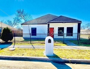Spacious Victory Gardens home near Trammell Crow Park