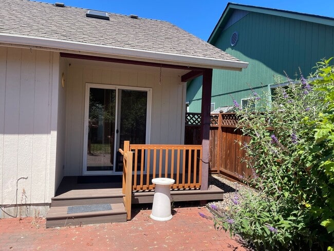 Foto del edificio - Charming Three Bedroom Pet Friendly Home in Lebanon Or!