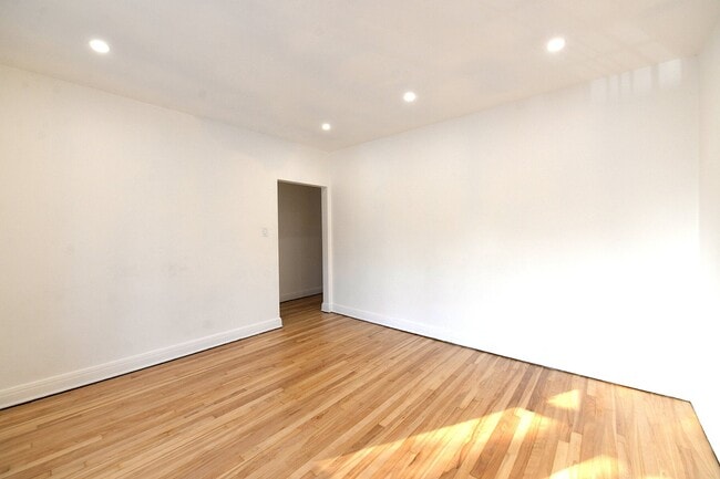 Building Photo - 973 Rue Tait