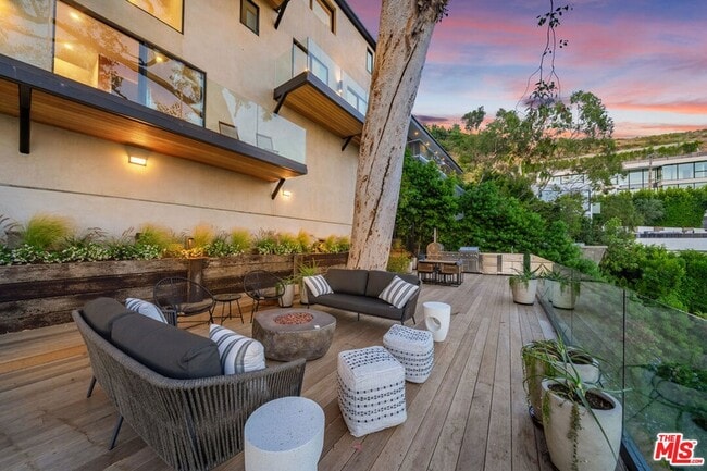 Photo - 8800 Hollywood Blvd House