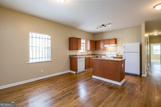 Building Photo - 1960 Pinedale Rd