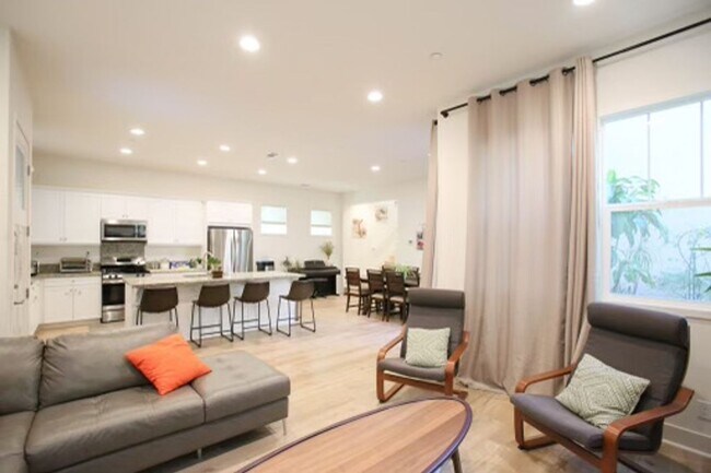 Building Photo - Newer Development 4-Bed House in Santa Ana