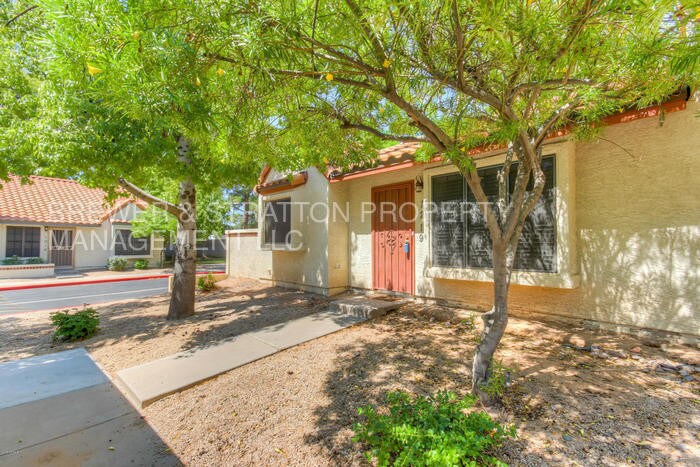 Primary Photo - 921 W University Dr