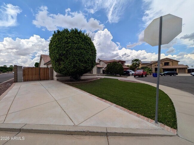 Building Photo - 15748 W Paradise Ln