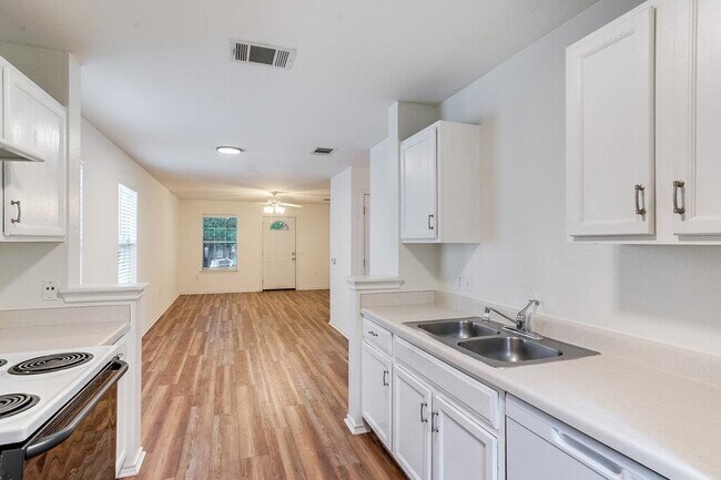 Foto del edificio - 1505 Strickland Dr