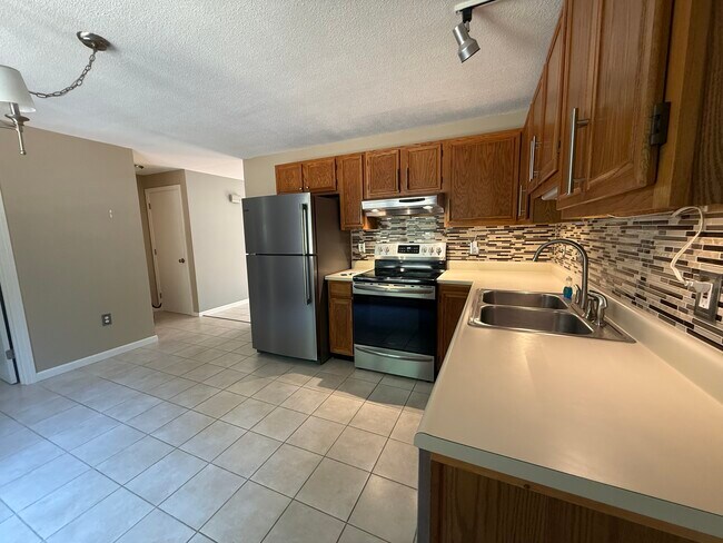 Kitchen w/stainless appliances - 60 Minechoag Hts
