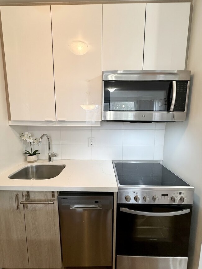 Building Photo - 140 Springhurst Ave