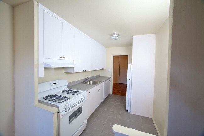 Foto del edificio - 3205 Emmons Ave
