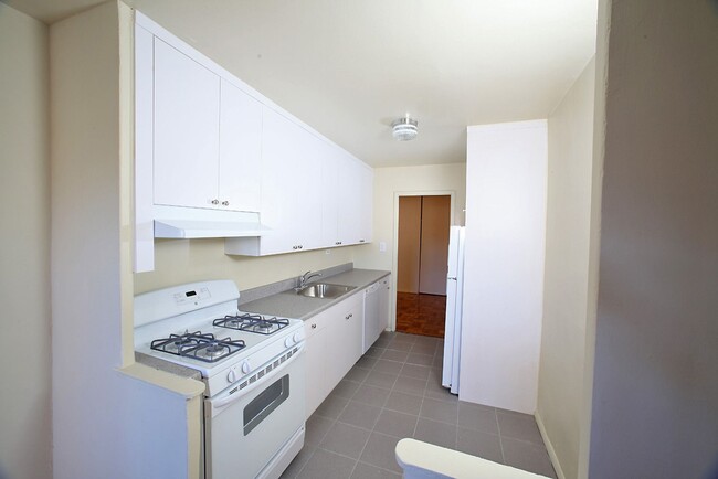 Foto del edificio - 3232 Shore Pkwy