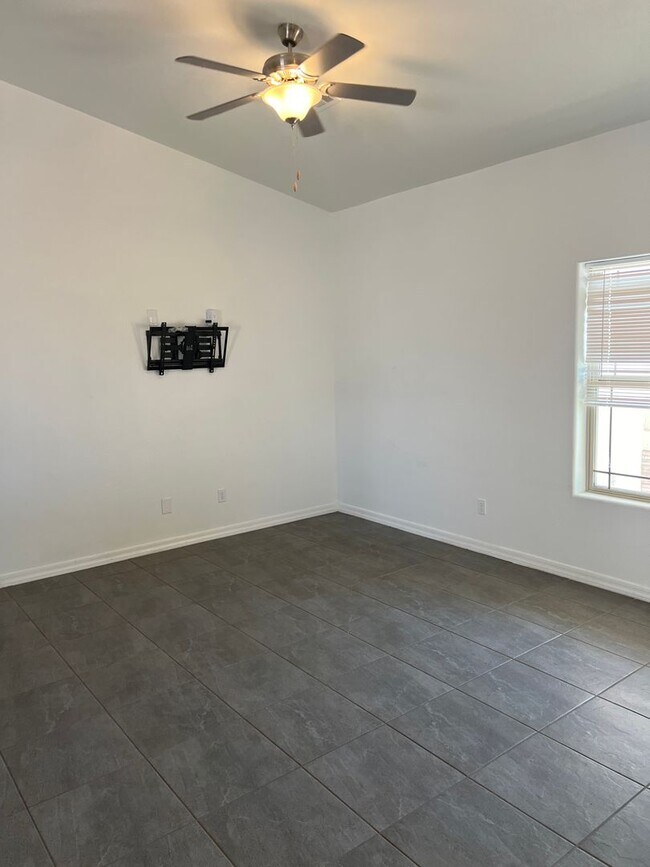 Foto del edificio - Large Corner Lot home with 3 full size bed...