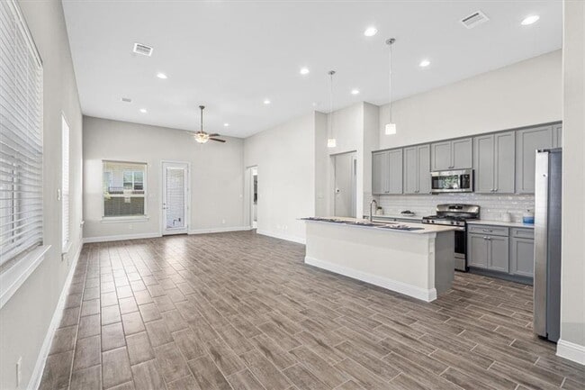 Building Photo - 600 C-Bar Ranch Trl