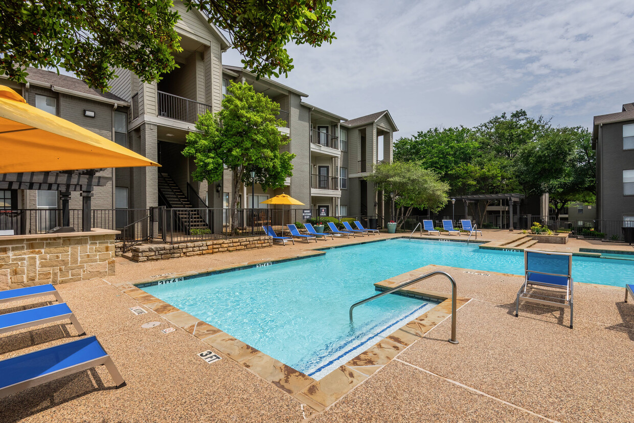 Piscina estilo resort en Oak Park Apartments - Oak Park