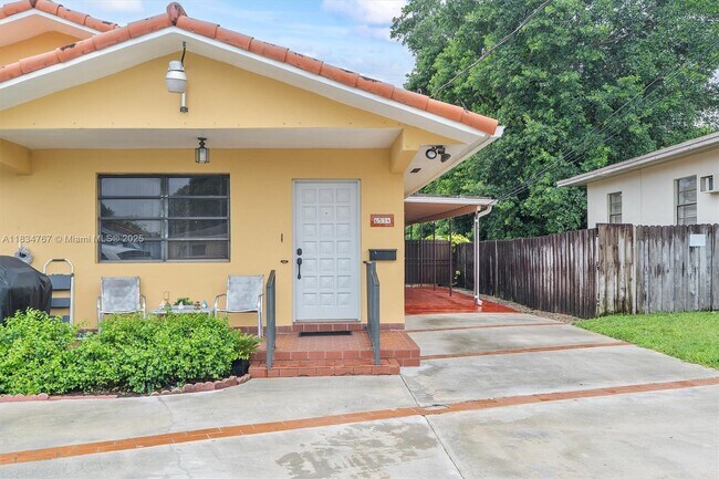 Foto del edificio - 6534 SW 27th St