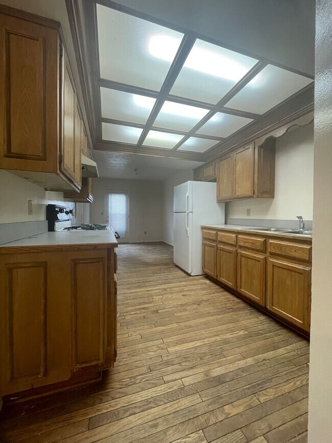 Foto del edificio - Southern Hills 3 Bedroom 2 Bath Duplex-New carpet and new flooring in the bathrooms