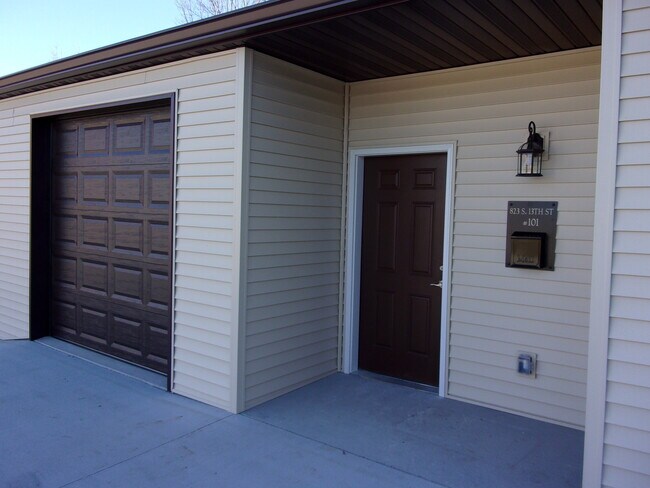 # 101 Vista de la puerta principal S. - Emerson Garden Apartments