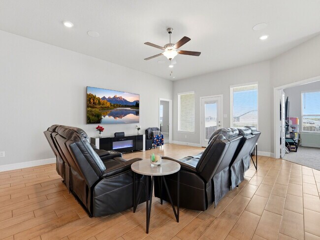 Foto del edificio - Spacious One-Story Living with Flex room/Office, 3-Car Garage & Designer Touches