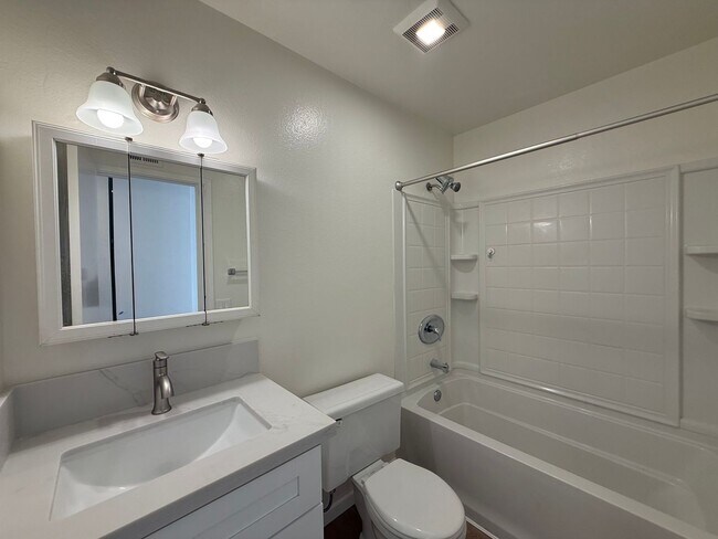 Foto del edificio - Freshly Remodeled 3B/2BA W/ Fenced Yard & Attached Garage!